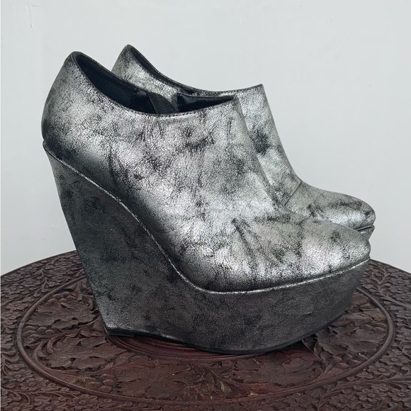 ✨Super metallic heels! ✨ - Picture 3 of 5